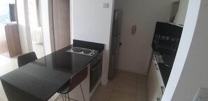 ثلاجة، ميكروويف، فرن، ماكينة لصنع القهوة/الشاي