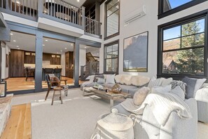 TV connectée, cheminée, jeux vidéo, table de tennis de table