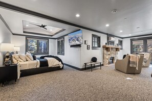 6 bedrooms, desk, iron/ironing board, travel crib