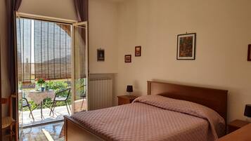 2 bedrooms, desk, WiFi, bed sheets