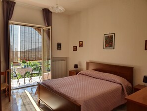 2 bedrooms, desk, WiFi, bed sheets