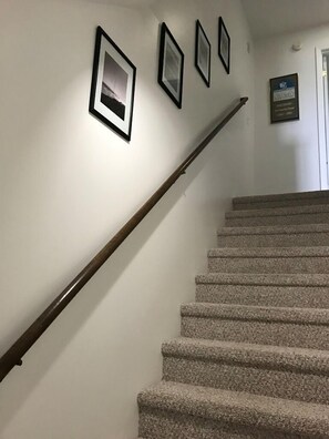 Eine Treppe mit Holzbalken und Teppichstufen.