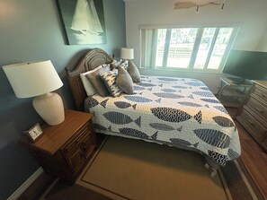 2 bedrooms, iron/ironing board, internet, bed sheets