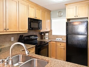 Jääkaappi, mikroaaltouuni, uuni, liesi