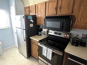 Refrigerador, microondas, horno y parrilla de estufa 