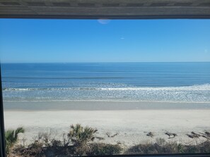 På stranden
