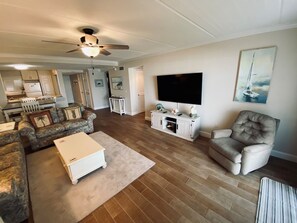 Fernseher, Bücher, Stereoanlage