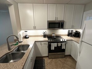 Kjøleskap, mikrobølgeovn, ovn og kokeplater