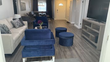 Smart TV, caminetto, tavolo da calcetto