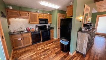 Kochgeschirr/Geschirr/Besteck, Esstisch