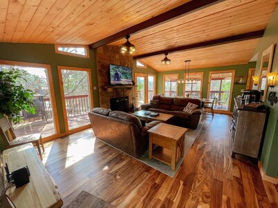 Amazing View Dollywood Pet-Friendly Mountain Cabin