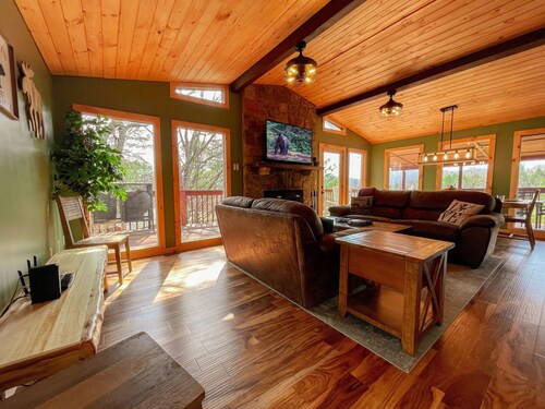Amazing View Dollywood Pet-Friendly Mountain Cabin