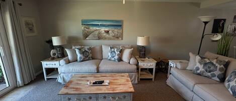 Televisie, een dvd-speler en boeken