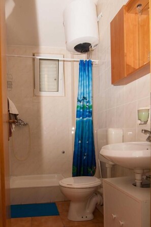 Studio Suite, 2 Single Beds (4) | Bathroom - Studios Nina (Split)