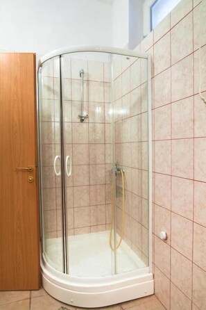 Suite monolocale, 2 letti singoli (3) | Bagno | Vasca e doccia separate, asciugacapelli, asciugamani, sapone