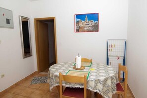 Studio Suite (1) | In-room dining