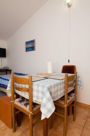 Studio Suite, 2 Single Beds (4) | In-room dining