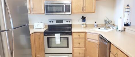 Een koelkast, een microgolfoven, een oven, een kookplaat