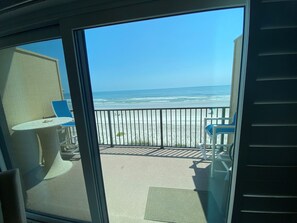Un balcón con vistas a la playa y al océano.
