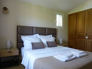 4 makuuhuonetta, silitysrauta/-lauta, vauvan matkasänky, Wi-Fi