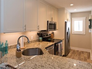 Jääkaappi, mikroaaltouuni, uuni, liesi