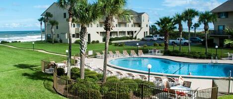 Een verwarmd zwembad