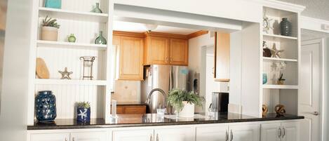 Een koelkast, een microgolfoven, een oven, een kookplaat