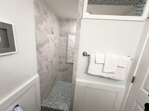Een douche, een haardroger, handdoeken