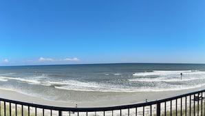 På stranden