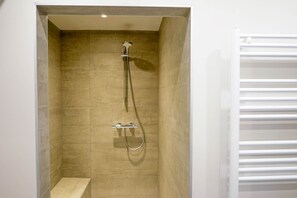 Ducha, secador de pelo, toallas, jabón