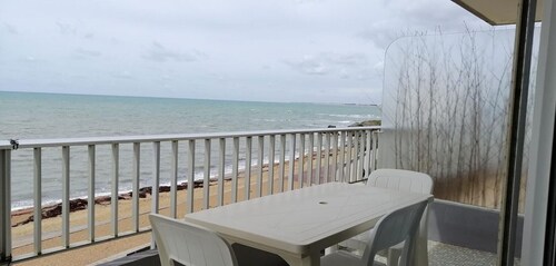 Apartment for 4, facing the "5 Pineaux beach"