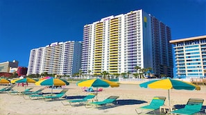 En la playa, camastros y toallas de playa