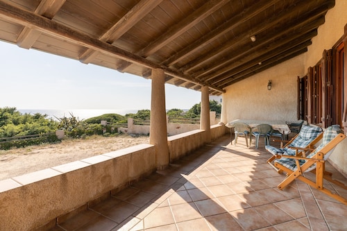 Villa Timbora am Strand mit Meerblick, Terrasse