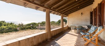 Villa Timbora on the Beach with Ocean View, Terrace