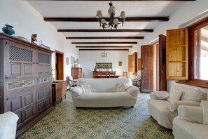 Een televisie en een open haard