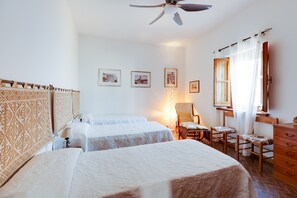 4 slaapkamers, een strijkplank/strijkijzer, gratis wifi, beddengoed