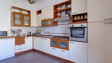 Kjøleskap, mikrobølgeovn, ovn og kokeplater