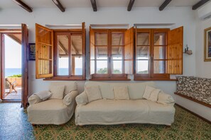 TV, fireplace - Villa Timbora on the Beach with Ocean View, Terrace (Cabras)