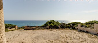 Villa Timbora on the Beach with Ocean View, Terrace