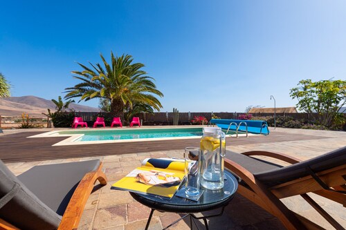 HomeForGuest Casa Atlanntes: beheiztes Schwimmbad, 4000m² Garten - HomeForGuest