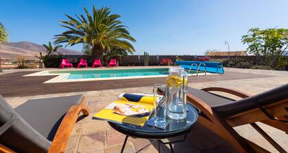 HomeForGuest Casa Altanntes: Heated Pool, 4000m² garden - HomeForGuest