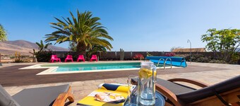 HomeForGuest Casa Atlanntes: piscina climatizada, jardín de 4000m² - HomeForGuest