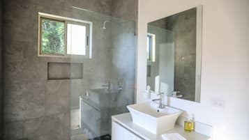1 Bedroom Apartment Private Balcony Jungle View with Pool | Phòng tắm | Buồng tắm vòi sen, máy sấy tóc, khăn tắm, xà phòng