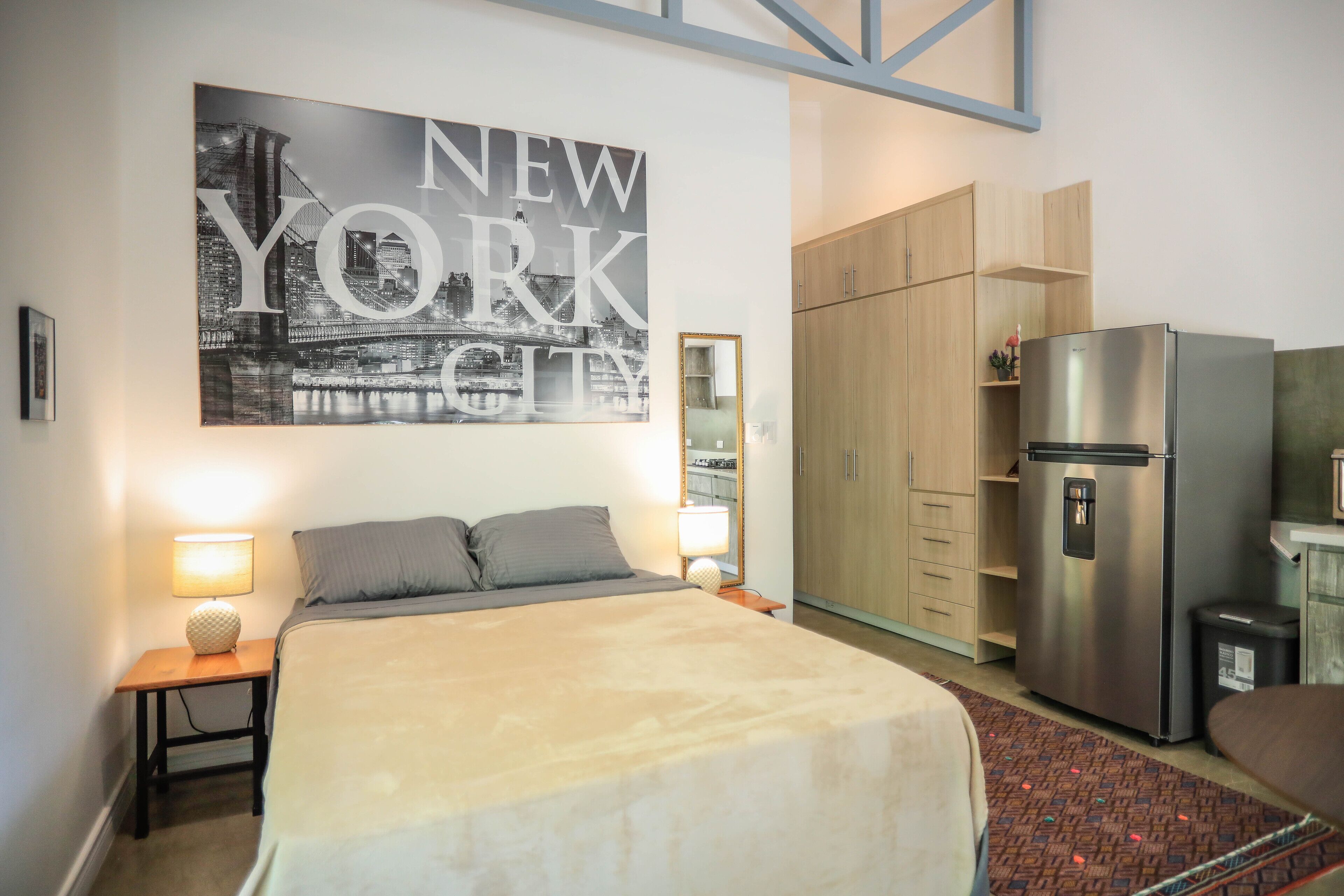 Stylish Studio Apartment Private Balcony With Pool | Individualmente decorados, individualmente mobiliados, Wi-Fi de cortesia