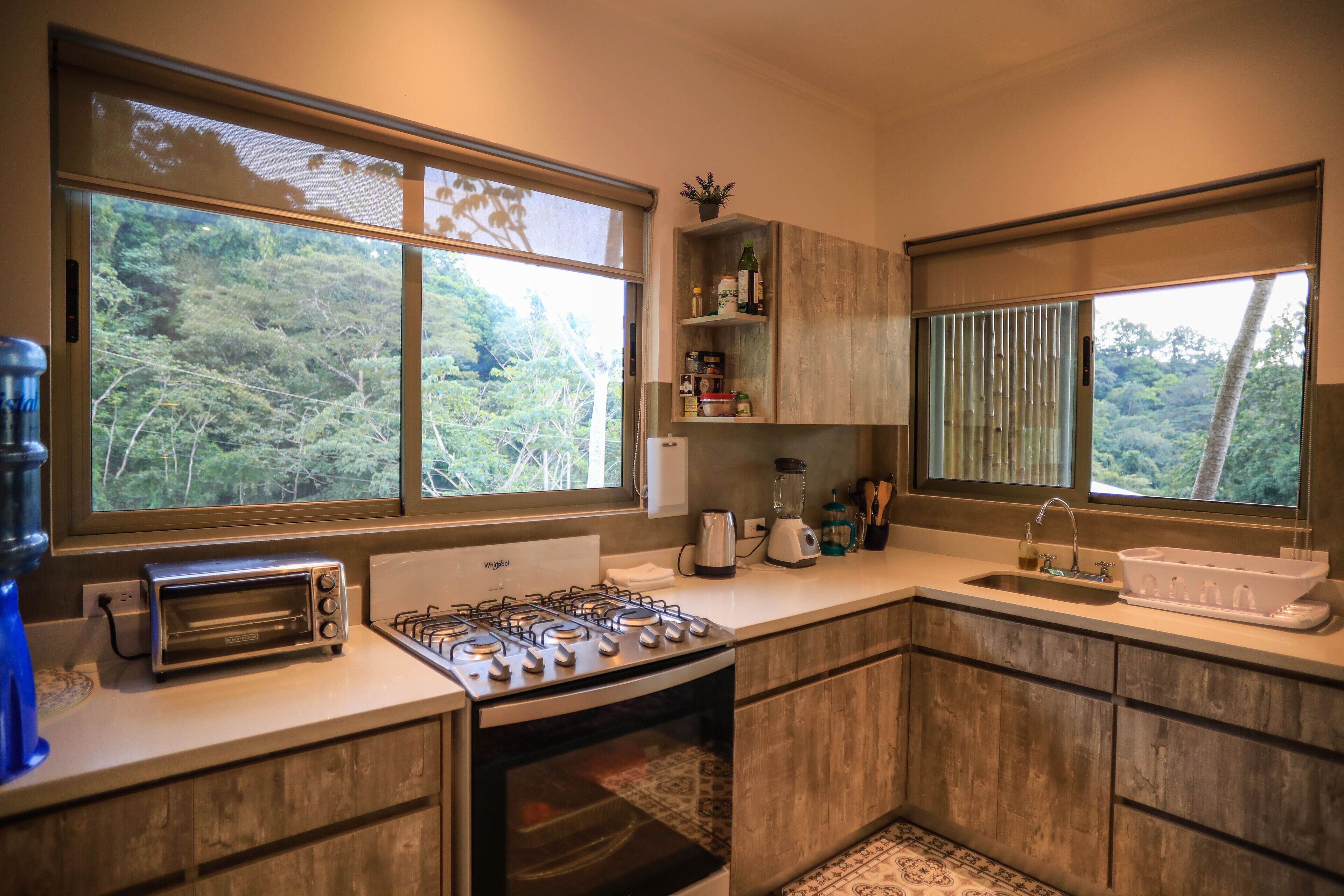 Spacious 2 Bedroom 2 Baths Apartment Private Balcony With Pool | Cozinha privada | Geladeira grande, cooktop, cafeteira/chaleira, liquidificador