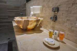 Shower, towels - Hotel Villas Punta Blanca (Zihuatanejo)