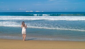 Plage, sable blanc, chaises longues, serviettes de plage