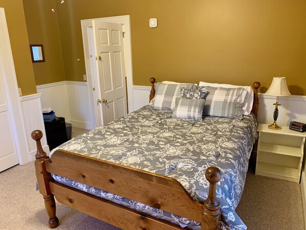 1 bedroom, WiFi, bed sheets - 1-bedroom just 22 minutes from Cataloochee Ski Area - Henry Room (Waynesville)