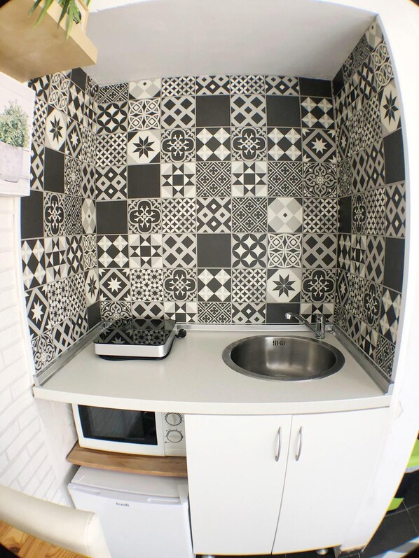 Refrigerador, microondas, utensilios de cocina