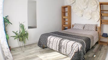 Studio | In-room safe, blackout curtains, iron/ironing board, free WiFi